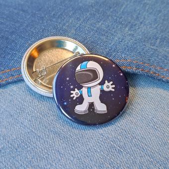 Ansteckbutton Weltraum Astronaut auf Jeans mit Rückseite